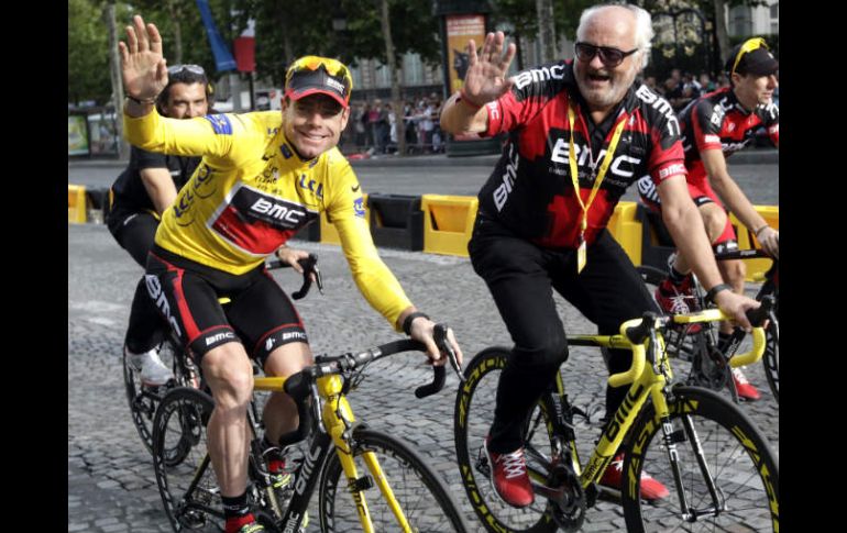 Después de haber ganado el Tour Cadel Evans celebra junto con Andy Reahs. REUTERS  /