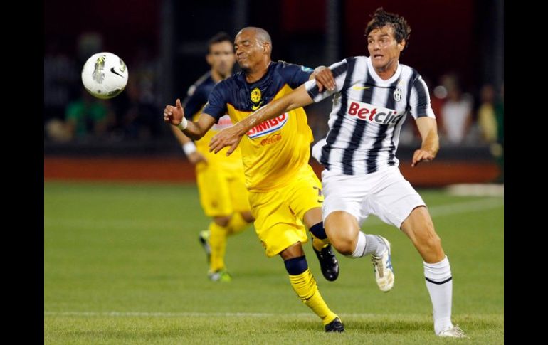 Paolo de Ceglie, del Juventus, disputa un balón con Adolfo Rosinei, del América, durante el partido en Nueva York. REUTERS  /