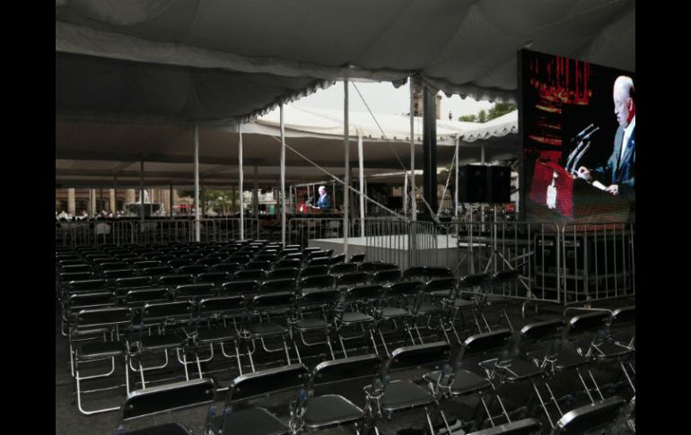 La lluvia vespertina ausentó al público, y el escenario preparado en la Plaza de la Liberación lució vacío. A. GARCÍA  /