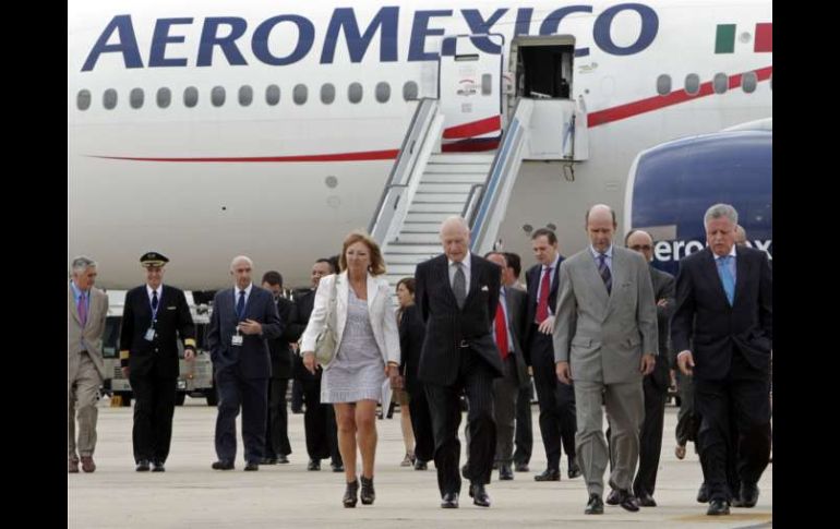 Jorge Zermeño, acudió al aeropuerto de Barajas para recibir el primer vuelo comercial transatlántico con uso de bioturbosina. EFE  /