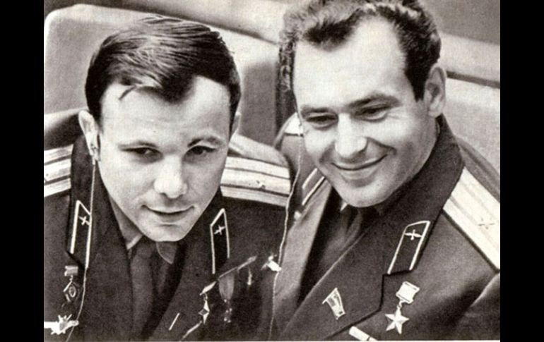 Yuri Gagarin (izquierda) y Guerman Titov (derecha). ESPECIAL  /