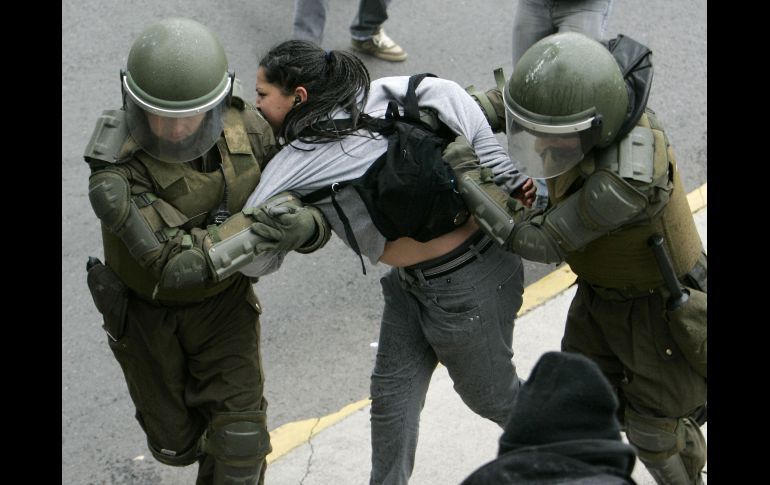 Una estudiante es detenida por la policía antidisturbios durante una manifestación en Santiago. REUTERS  /