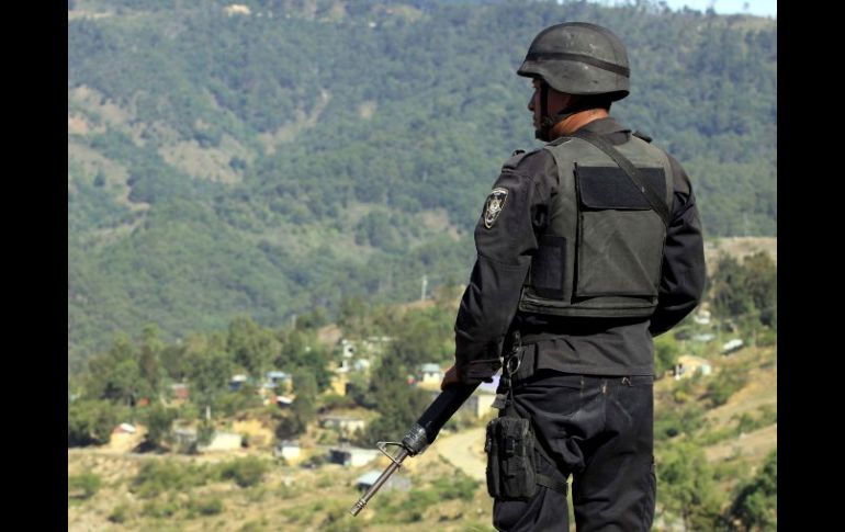 Un policía vigila en la región triqui. La violencia en la zona a lo largo de 30 años ha dejado al menos 500 indígenas muertos. ARCHIVO  /