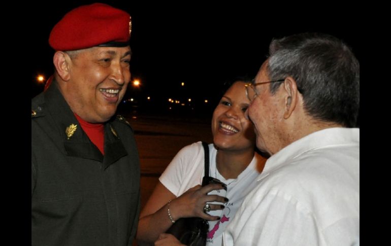 Chávez fue recibido por el mandatario cubano Raúl Castro (der. de espaldas). AP  /