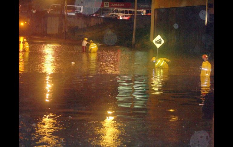 Paso a desnivel que suele presentar inundaciones en temporada de lluvia, ubicado entre Mariano Otero y Lázaro Cárdenas. ARCHIVO  /