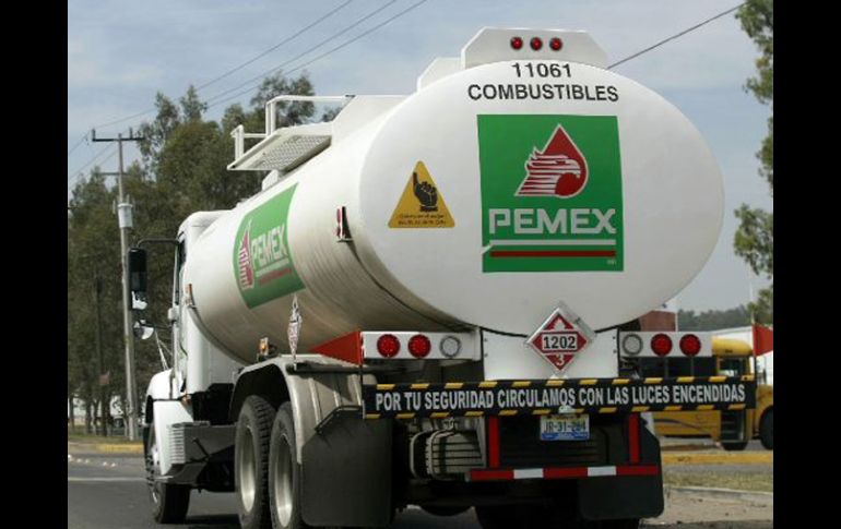 Más de tres mil camiones de Pemex serán vigilados en tiempo real con la ayuda de Google Earth. ARCHIVO  /