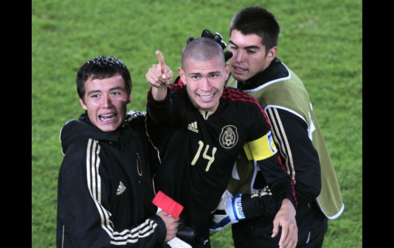 Jugadores de la Selección Mexicana de Futbol, dos de ellos Enríquez y Torres celebran el triunfo sobre Francia. REUTERS  /