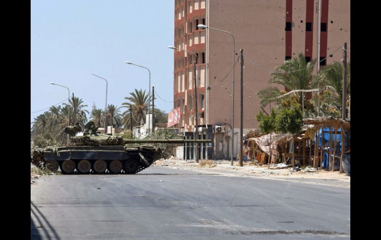Aunque tanques de Gadhafi todavía participan en enfrentamientos, la visión general es de una batalla definitiva. AP  /
