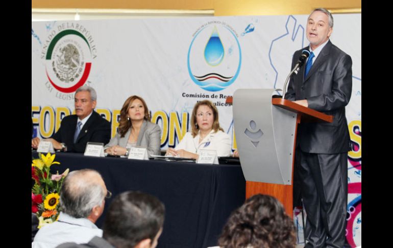 Emilio González sugiere la unión de las tres órdenes de Gobierno para optimizar el uso de agua y acordar una tarifa justa. E. BARRERA  /