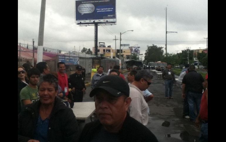 Un grupo de comerciantes protesta por el cobro de cuotas en el inicio del Tianguis del Sol. M. FERNÁNDEZ  /