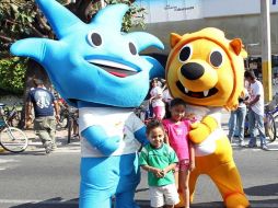 En la imagen dos de las tres mascotas oficiales de los Juegos Panamericanos 2011, Gavito y Leo. ARCHIVO  /