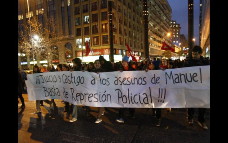 Vasias personas sostienen una pancarta en la que exigen justicia del manifestante muerto. REUTERS  /