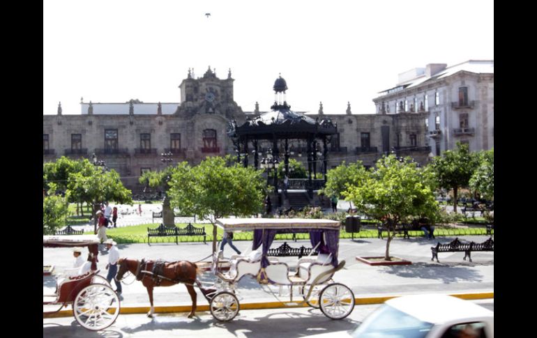 La Plaza de Armas es uno de los sitios que se prevé regularizar ante el Registro Público de la Propiedad y Comercio de Jalisco. ARCHIVO  /