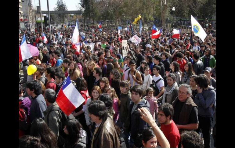 Estudiantes chilenos mantienen huelga para exigir mejoras educativas y la gratuidad para la educación universitaria. EFE  /