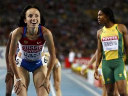 Savinova festeja su llegada en primer lugar en la prueba de 800 metros, a su derecha está la Semenya ganadora de la plata. REUTERS  /