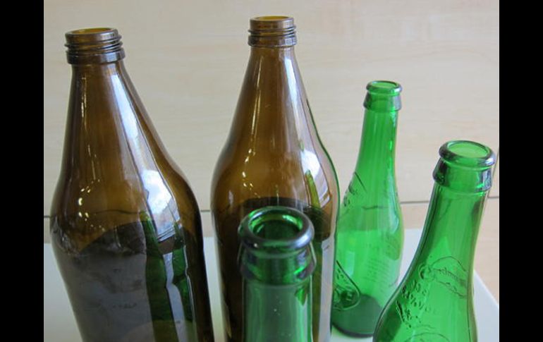 Las botellas de vidrio usadas son la materia prima para el reciclaje. EFE  /