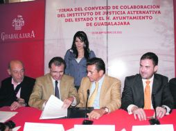 Rafael Castellanos, director del Instituto de Justicia Alternativa, firma el convenio con el Ayuntamiento de Guadalajara. ESPECIAL  /