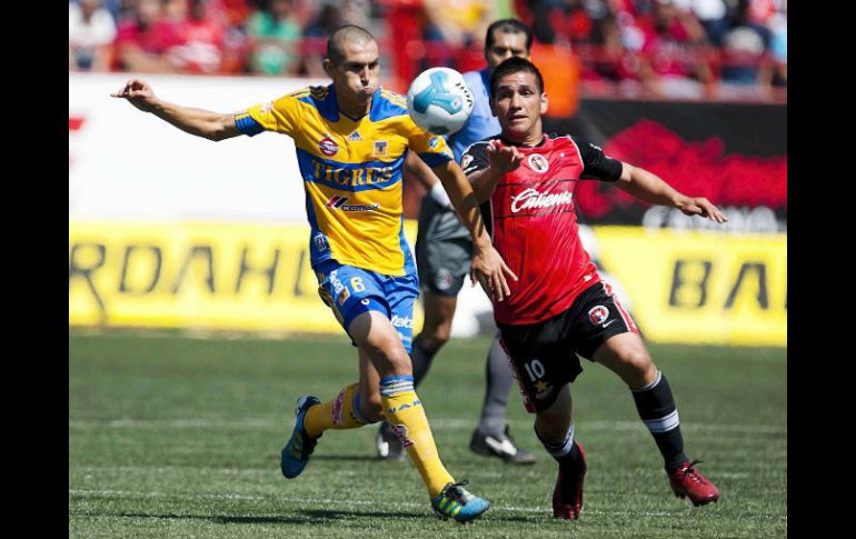 Jorge Torres Nilo de Tigres (I) y Raul Enriquez de Tijuana (D) peleán por el balón dentro del Estadio Caliente. MEXSPORT  /