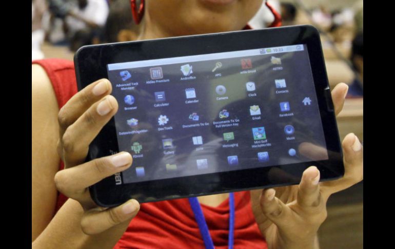 La tableta Aakash, sostenida por una mujer en Nueva Delhi. AP  /