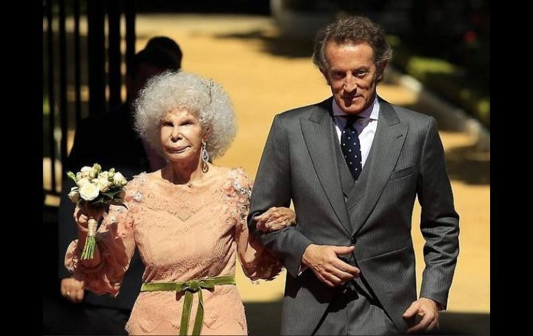 En la foto, la Duquesa compañada de su tercer esposo, Alfonso Díez. REUTERS  /