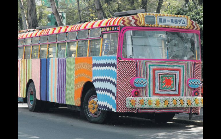El autobus es obra de Magda Sayeg, a quien se atribuye el inicio de estas tejidas intervenciones de arte. ESPECIAL  /