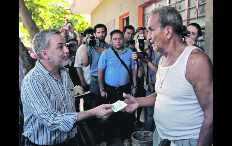 El gobernador del Estado, Emilio González, entregó apoyos a afectados para compra de menaje durante una gira de trabajo.  /