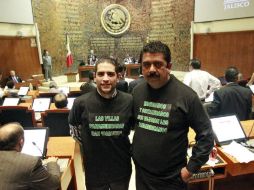 Los diputados Enrique Aubry y Jesús Hernández con playeras alusivas a los conflictos tras la celebración de los Juegos Panamericanos.  /