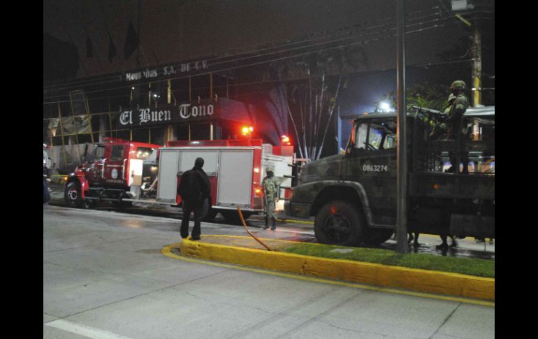 Soldados mexicanos resguardan las instalaciones del periódico 'El Buen Tono' en la madrugada de hoy. EFE  /