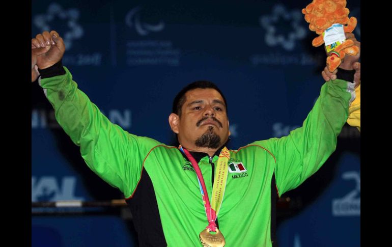 Porfirio Arredondo levanta sus brazos y celebra su medalla de oro, además del récord continental. MEXSPORT  /