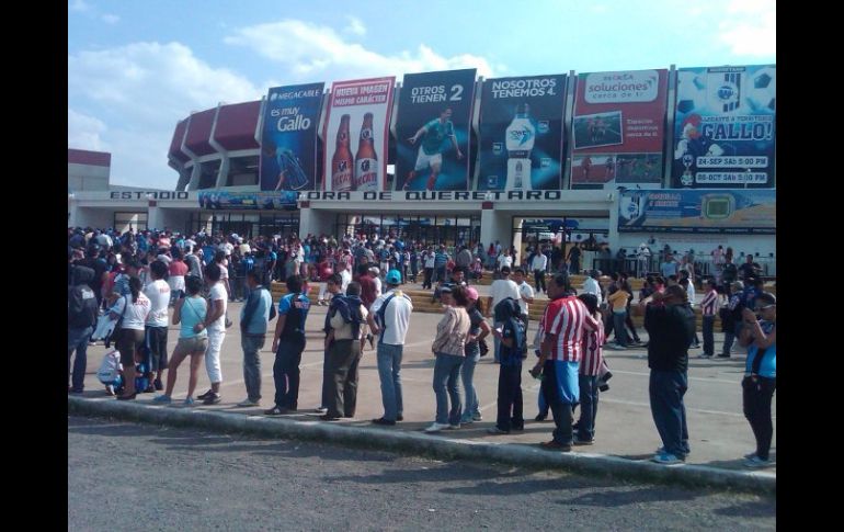 Imagen previa al arranque del partido entre Querétaro y Chivas.  /