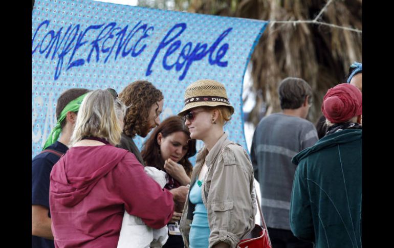 Activistas se reúnen afuera del centro donde se celebra la conferencia sobre el cambio climático de las Naciones Unidas. EFE  /