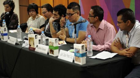 Los escritores participantes del concurso durante una rueda de prensa.  /