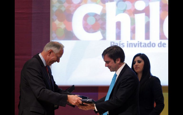 Luciano Cruz-Coke (derecha), fue el encargado de recibir el encargo de organizar la Feria Internacional del Libro en 2012. EFE  /