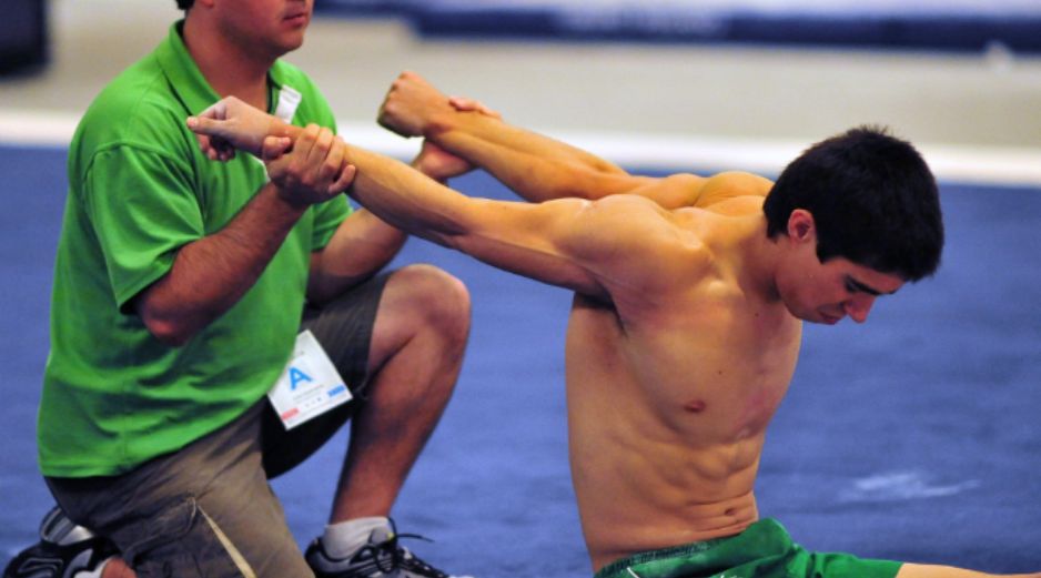 El gimnasta mexicano Daniel Corral participa en una práctica de cara al abierto mexicano de gimnasia. EFE  /