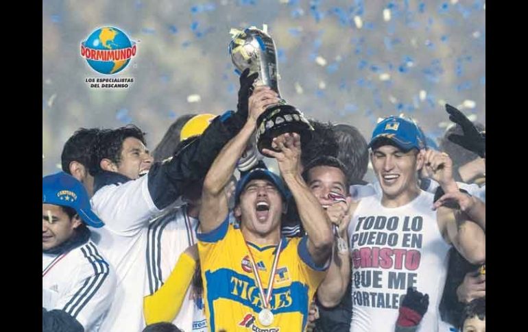 El argentino Damián Álvarez (centro) levanta el trofeo de campeón. NTX  /