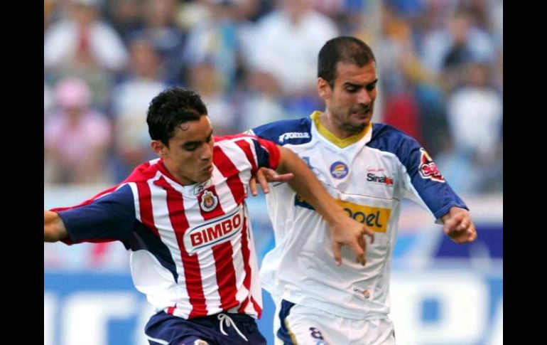 Josep Guardiola de (D) peleando por el balon con Omar Bravo de Chivas durante la semana 5 del Torneo Clausura 2006. MEXSPORT  /