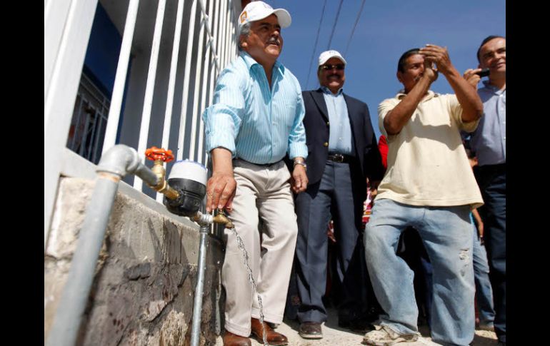 Vecinos festejaron ver caer el líquido que forma parte del programa Todos con Agua. En la imagen el alcalde de Tonalá, Antonio Mateos.  /