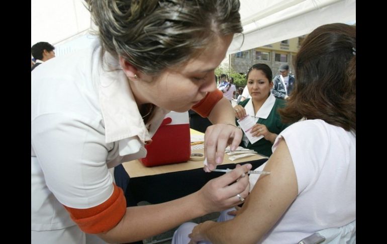 Una de las maneras de prevenir el virus es aplicando la vacunación a las adolescentes, antes de que inicien su vida sexual. ARCHIVO  /