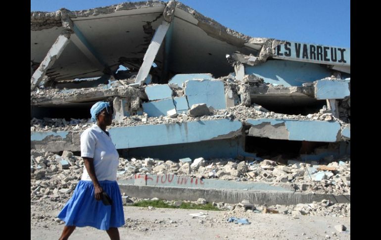 El sismo hizo que cientos de edificios en Puerto Príncipe colapasaran. ARCHIVO  /