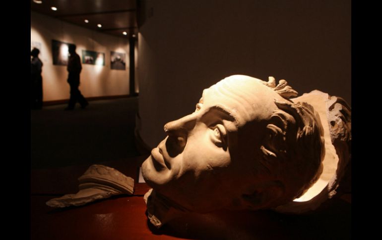 Vista de una escultura destruida por el terremoto de enero de 2010, exhibida en el Museo Panteón Nacional. EFE  /