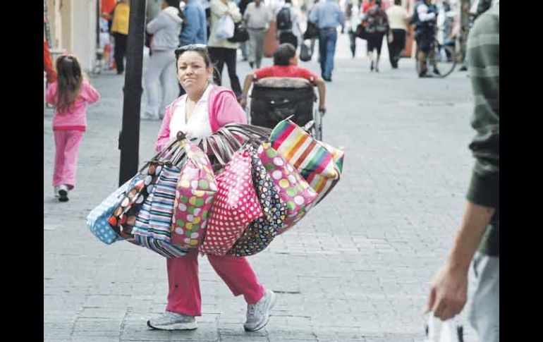 En diciembre pasado se incrementó el número de comerciantes ambulantes en el Centro Histórico tapatío, por la temporada navideña.  /