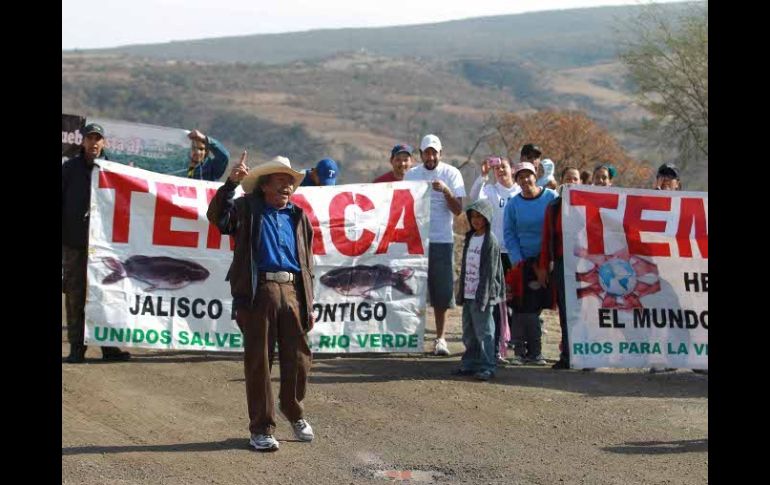 Al recorrido de Luege Tamargo se presentaron en protesta habitantes de Temacapulín, pueblo que será inundado tras la obra.  /