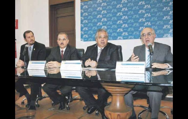 Luis Gerardo González, Héctor Eduardo Gómez, Aurelio López Rocha y César Coll, durante la rueda de prensa.  /