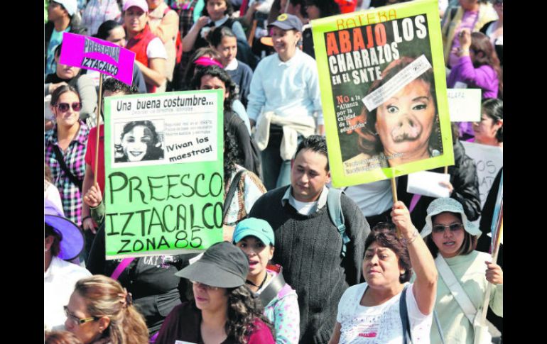 Aspecto de la protesta; las cartulinas en contra de Elba Esther Gordillo predominaron. EL UNIVERSAL  /