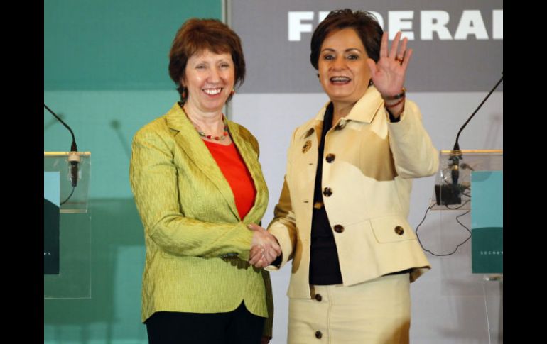 La titular de la SRE Patricia Espinosa se da la mano con la jefe de política exterior de la UE Catherine Ashton. REUTERS  /