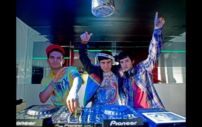 De izquierda a derecha DJ Otto, DJ Sheeqobeat y Erik Rincón, integrantes de 3BallMTY. ESPECIAL. universalmusica.com  /