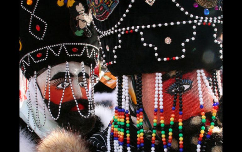 Los danzantes disfrazados emularan ser títeres en el carnaval de Tepoztlán. ESPECIAL  /