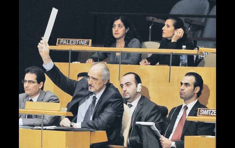 El embajador sirio ante la ONU, Bashar Ja’afari, llama a una moción de orden a los miembros de la Asamblea General. EFE  /
