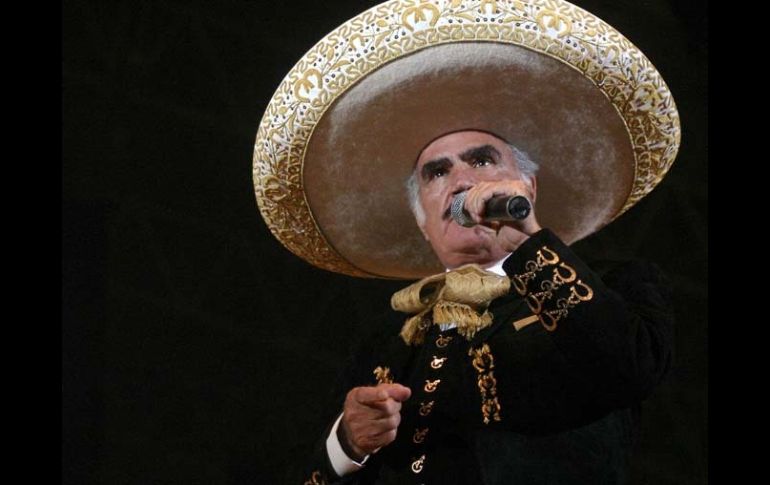 Carlos Moreno calificó como un honor que Vicente Fernández interpretará el tema principal. ARCHIVO  /