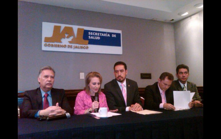 Autoridades de la Secretaría de Salud Jalisco y la asociación 'Tómatelo a pecho' inauguraron el curso de detección de cáncer de mama.  /